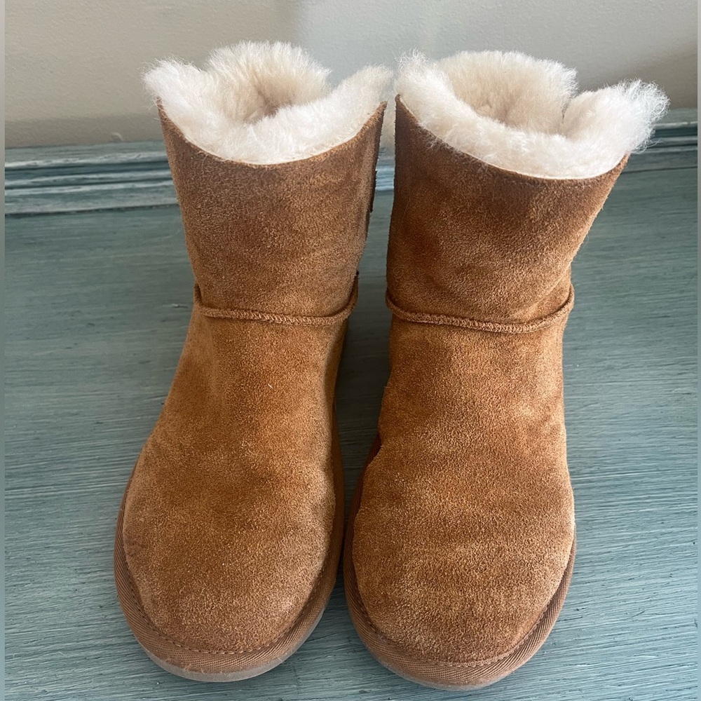 KOOLABURRA BY UGG SHORT FUR BOOT - CHESTNUT SIZE 6.